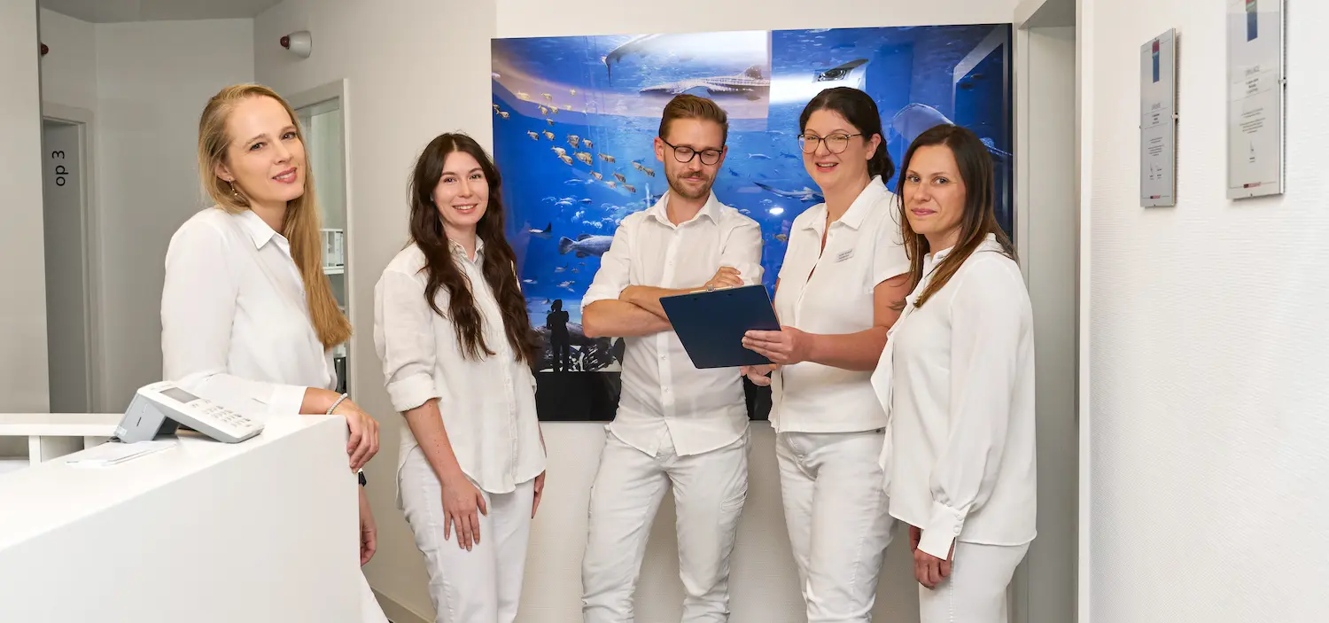 Das Ärzte-Team steht im Flur der Praxis versammelt
