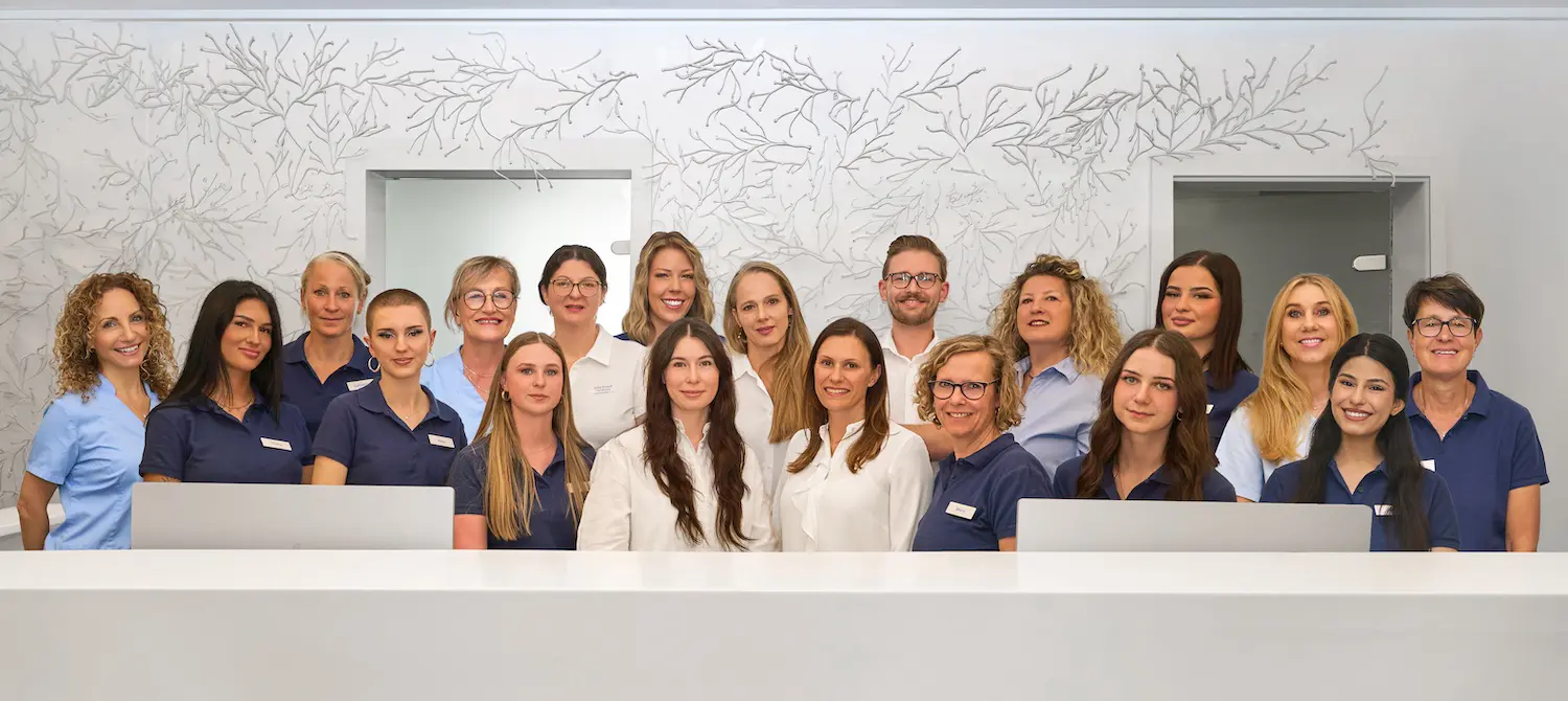 Das Praxis-Team steht hinter dem Empfangstresen